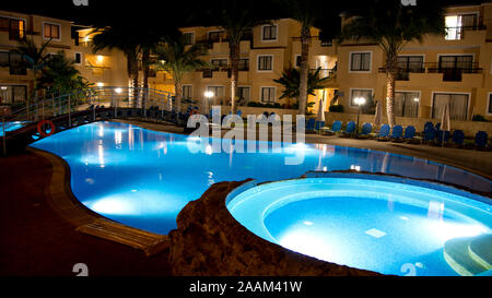 Die beleuchteten nächtlichen Pool das Pagona Hotel Apartments, Paphos, Zypern Stockfoto