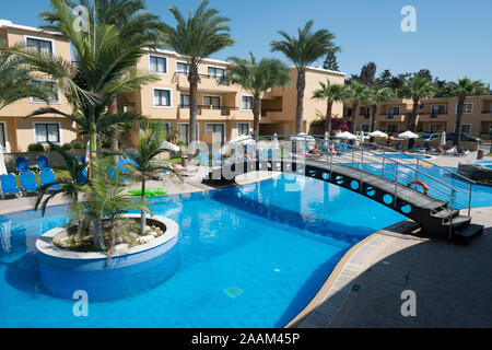 Der Poolbereich im Pagona Hotel Apartments, Paphos, Zypern Stockfoto