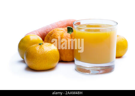 Glas frischen gelben Saft aus verschiedenen Zutaten Stockfoto