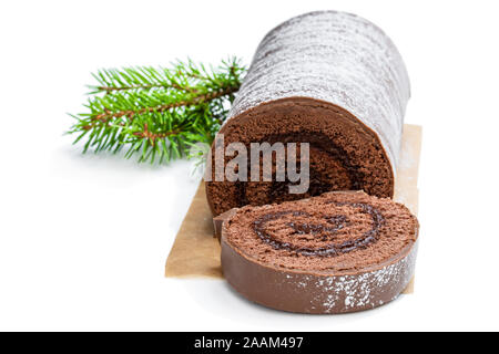 Schokolade yule Weihnachtskuchen umhüllt mit Milchschokolade isoliert auf weißem anmelden Stockfoto