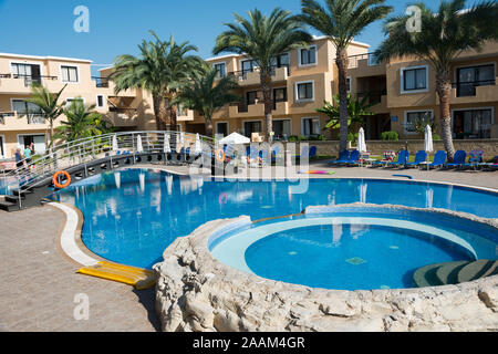 Der Poolbereich im Pagona Hotel Apartments, Paphos, Zypern Stockfoto