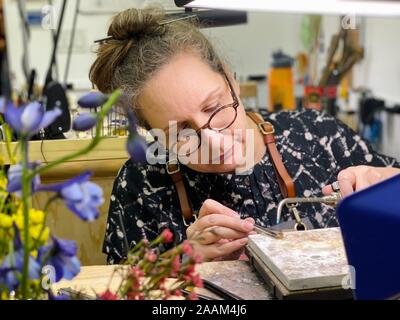 (191122) - NEW YORK, November 22, 2019 (Xinhua) - ein Goldschmied demonstriert die Alchemie der Schmuck aus erster Hand auf Reinstein Ross, ein high-end Juweliergeschäft, in New York, USA, an November 20, 2019. In dieser Woche, die New York City Schmuck Woche (NYCJW) ist das erste lokale kulturelle Ereignis zu feiern Schmuck gewidmet, für das zweite Jahr. Es bietet über 130 Veranstaltungen von Ausstellungen, Podiumsdiskussionen, Workshops, Besuche und Erbe - Haus Touren quer durch Manhattan und Brooklyn. (Xinhua / Miao Xiaojuan) GEHEN MIT 'Feature: Vintage Style, moderne Handwerkskunst Funkeln in NYC Schmuck W Stockfoto