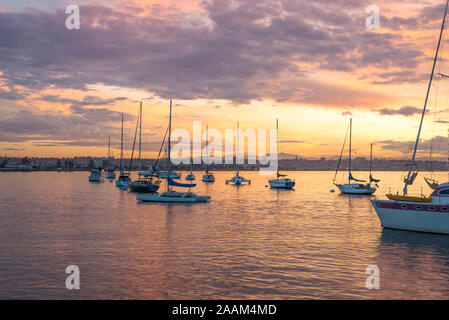 November Sonnenaufgang am Hafen von San Diego. Kalifornien, USA. Stockfoto