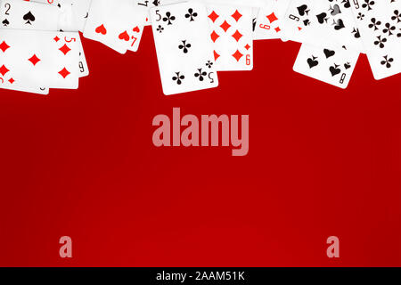 Deck von Spielkarten auf roten Hintergrund Kopie Raum Stockfoto
