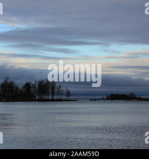 Ufer des Sees Vanern und Herbst Wolken. Stockfoto