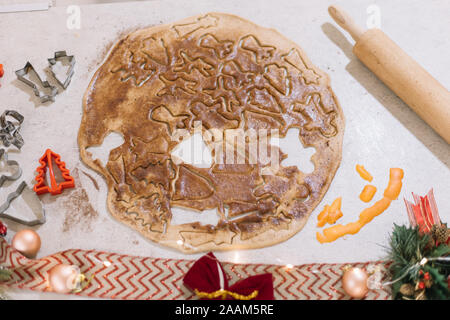 Schneiden der Lebkuchen Plätzchenteig leckere Kekse für Weihnachten und Silvester, closeup zu machen Stockfoto