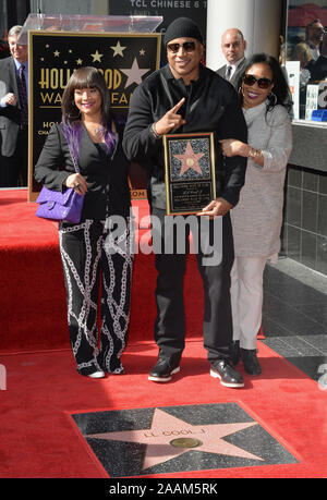 LOS ANGELES, Ca - 21. Januar 2016: Aufnahme der Stern/Schauspieler LL Cool J mit Frau Simone Smith & Mutter Ondrea Smith bei LL Cool J's Walk of Fame star Zeremonie. © 2016 Paul Smith/Featureflash Stockfoto