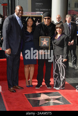 LOS ANGELES, Ca - 21. Januar 2016: Aufnahme der Stern/Schauspieler LL Cool J mit Frau Simone Smith & Earvin "Magic" Johnson & Frau Cookie Johnson bei LL Cool J's Walk of Fame star Zeremonie. © 2016 Paul Smith/Featureflash Stockfoto