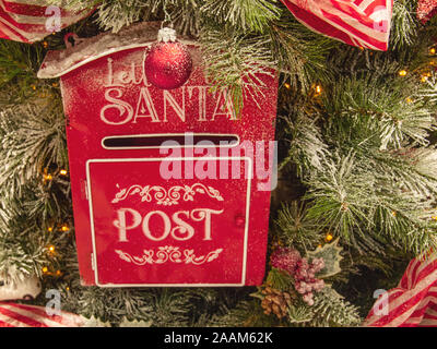 Santa Claus Mailbox auf einem Weihnachtsbaum Stockfoto