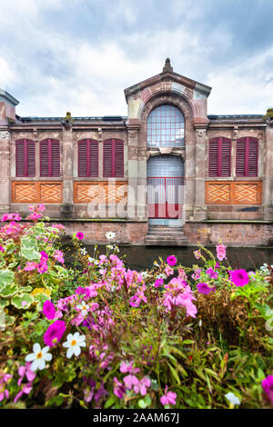 Markthalle von Colmar (Le Marché Couvert), Elsass, Frankreich, auf dem Fluss Stockfoto