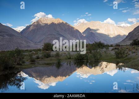 Berge und Reflexion in See in Nubra Tal in Ladakh, Indien Stockfoto