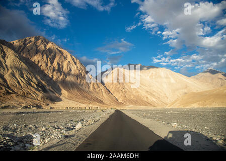 Leere Straße im Himalaya in Nubra Valley, Ladakh, Indien Stockfoto