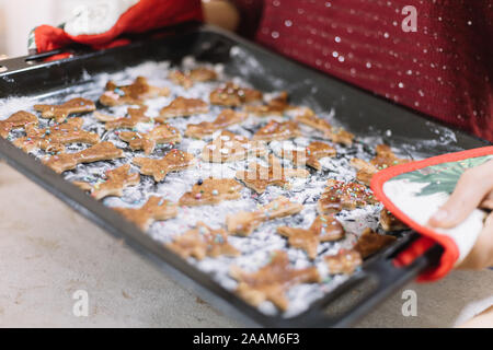 Köstliche Lebkuchen cookies auf dem Backblech, Nahaufnahme Stockfoto
