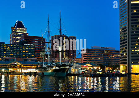Baltimore Inner Harbor in der Nacht, Maryland, USA. Stockfoto