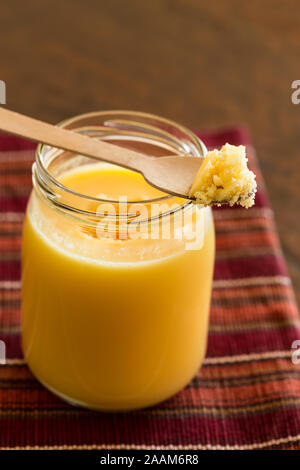 Hausgemachte Ghee/Butterschmalz in einem Glas Stockfoto