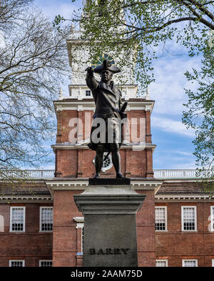 Independence Hall und Commodore Barry Statue, Philadelphia, Pennsylvania, USA Stockfoto