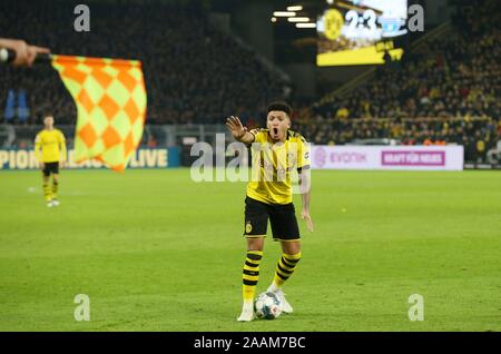 Dortmund, Deutschland. 22 Nov, 2019. firo: 22.11.2019, Fußball, 1.Bundesliga, Saison 2019/2020, BVB, Borussia Dortmund - SC Paderborn 3:3 Jadon SANCHO, BVB Geste an die Linienrichter , Abseits, flag | Verwendung der weltweiten Kredit: dpa/Alamy leben Nachrichten Stockfoto