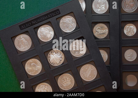 Zwei cassetes der Alten teuren Münzen auf grünem Hintergrund, oben flach. Stockfoto