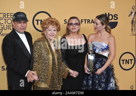 LOS ANGELES, Ca - 25. JANUAR 2015: Debbie Reynolds & Tochter Carrie Fisher, Sohn Todd Fisher & Enkelin Billie Lourd am 2015 Screen Actors Guild Awards im Shrine Auditorium. © 2016 Paul Smith/Featureflash Stockfoto
