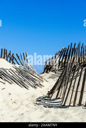 Wind Zaun entlang dune Pfad zum Strand. Stockfoto