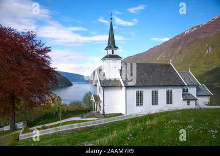 Kirche in Arnafjord Sognefjord in Norwegen Stockfoto