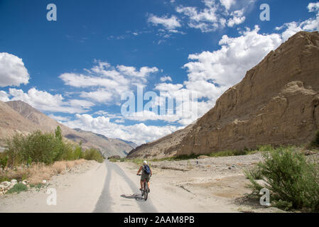 Radfahrer in Himalaya in Ladakh, Indien Stockfoto