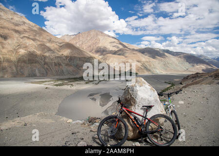 Landschaft mit Fahrrad im Norden Ladakh, Indien Stockfoto