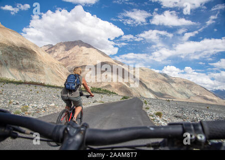 Radfahrer in Himalaya in Ladakh, Indien Stockfoto