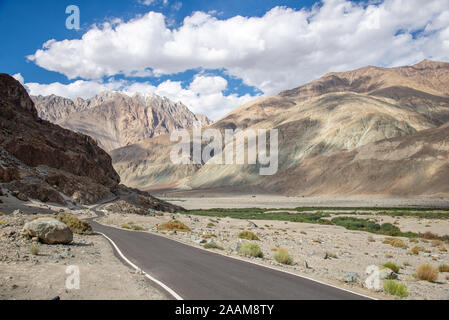 Leere Straße im Himalaya in Nubra Valley, Ladakh, Indien Stockfoto