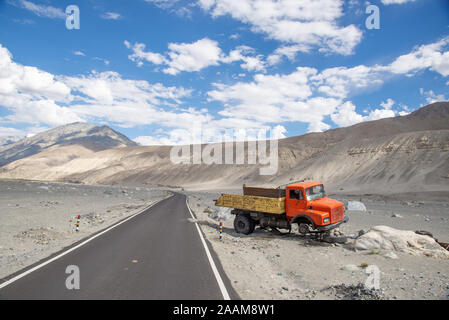 Wrack der Lkw neben leere Straße im Himalaya in Nubra Tal in Ladakh, Indien Stockfoto