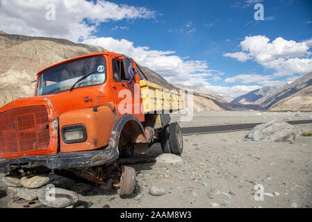 Wrack der Lkw neben leere Straße im Himalaya in Nubra Tal in Ladakh, Indien Stockfoto