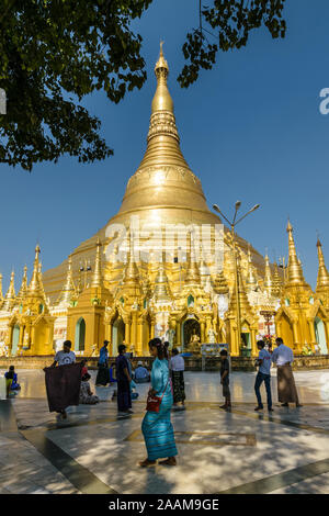 Anbeter Versammlung für Gebete bei der Shwedagon Pagode. Dieser buddhistische Tempel ist der wichtigste des Landes. Stockfoto