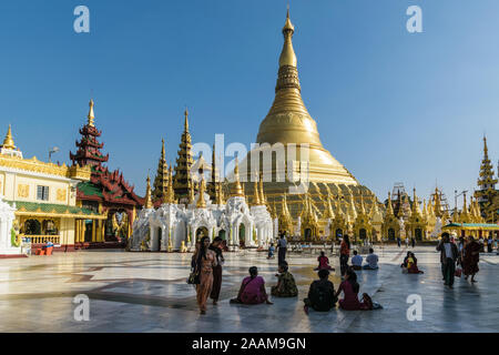 Anbeter Versammlung für Nachmittag Gebete bei der Shwedagon Pagode. Dieser buddhistische Tempel ist der wichtigste des Landes. Stockfoto