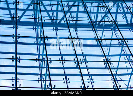 Die unterseite Panoramablick und Blick auf Stahl blau Glas Stockfoto