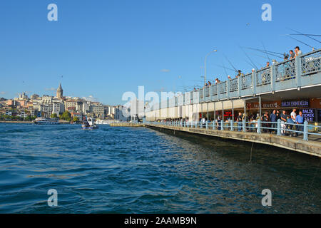 Istanbul, Türkei - 6. September 2019. Fischer in das Goldene Horn aus der Spitze der Galata Brücke am späten Nachmittag Sommer Sonne, während Einheimische ein Stockfoto