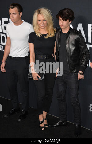 LOS ANGELES, Ca - 10. FEBRUAR 2016: Schauspielerin Pamela Anderson & Söhne Brandon Lee & Dylan Lee bei der Ankunft im Saint Laurent im Palladium Fashion Show im Hollywood Palladium. © 2016 Paul Smith/Featureflash Stockfoto