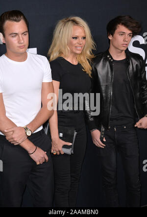 LOS ANGELES, Ca - 10. FEBRUAR 2016: Schauspielerin Pamela Anderson & Söhne Brandon Lee & Dylan Lee bei der Ankunft im Saint Laurent im Palladium Fashion Show im Hollywood Palladium. © 2016 Paul Smith/Featureflash Stockfoto