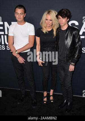 LOS ANGELES, Ca - 10. FEBRUAR 2016: Schauspielerin Pamela Anderson & Söhne Brandon Lee & Dylan Lee bei der Ankunft im Saint Laurent im Palladium Fashion Show im Hollywood Palladium. © 2016 Paul Smith/Featureflash Stockfoto