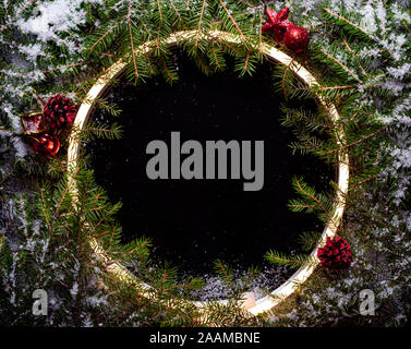Weihnachten runden Rahmen von Neon und Winter Dinge auf schwarzem Hintergrund. Stockfoto