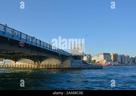 Istanbul, Türkei - 6. September 2019. Einheimische und Touristen zu Fuß über der Galata Brücke über das Goldene Horn Stockfoto