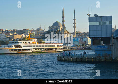 Istanbul, Türkei - 6. September 2019. Touristen auf einer Aussichtsplattform auf der Galata Brücke über das Goldene Horn. Yeni Moschee in Eminönü werden Stockfoto