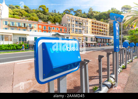 Ein Velo Bleu Fahrrad teilen Stand befindet sich an der Promenade des Anglais und leer in der mediterranen Stadt Nizza, Frankreich. Stockfoto