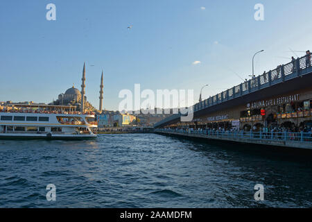 Istanbul, Türkei - 6. September 2019. Fischer in das Goldene Horn aus der Spitze der Galata Brücke am späten Nachmittag Sommer Sonne, während Einheimische ein Stockfoto