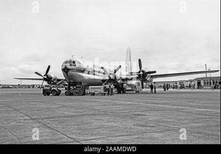 Eine American Overseas Airlines Boeing 377 Stratocruiser, Registrierung N 90941, benannt nach Skandinavien. Vintage Foto 1950 auf einem Flughafen in den USA übernommen. Stockfoto