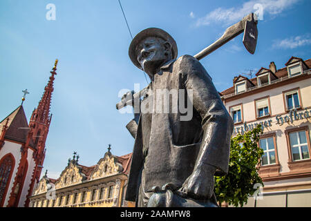 Würzburg, Deutschland - 9. August 2015: Statue des traditionellen fränkischen Winzer an Oberer Markt (oberer Markt) in Würzburg, Würzburg, Unterfranken Stockfoto