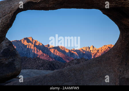 Alpenglow bei Sonnenaufgang mit dem ersten Licht auf der östlichen Sierra 'Leichte' Berge und den Mount Whitney. Stockfoto