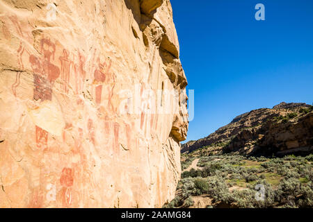 Red Piktogramme (nicht Felszeichnungen) der zentralen Utah. Auf orange Sandstein in der Wüste von Utah in der Nähe von San Rafael Swell und Green River, Utah gemalt. Stockfoto