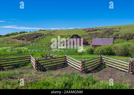 Anmelden Zaun und rostige Scheune, letzten Dollar Road, County Road 58 P, San Juan Mountains in der Nähe von Fethiye, Colorado. Stockfoto