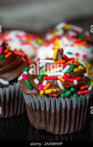 Cupcakes closeup gegen Hintergrund verschwommen Stockfoto