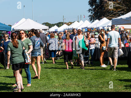 West Islip, New York, USA - 22. September 2019: Viele Menschen genießen einen Sonntag Morgen von Shopping und zu Fuß rund um den West Islip Craft Fair und ein fi Stockfoto